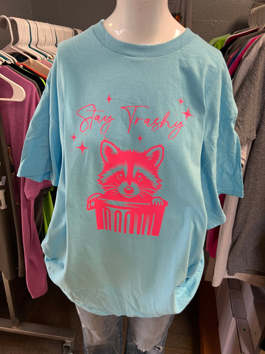New unisex, Gilden T-shirt stay trashy blue with hot pink