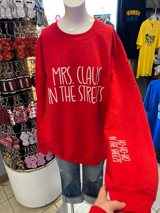 New unisex Christmas Mrs claus  in the streets ￼